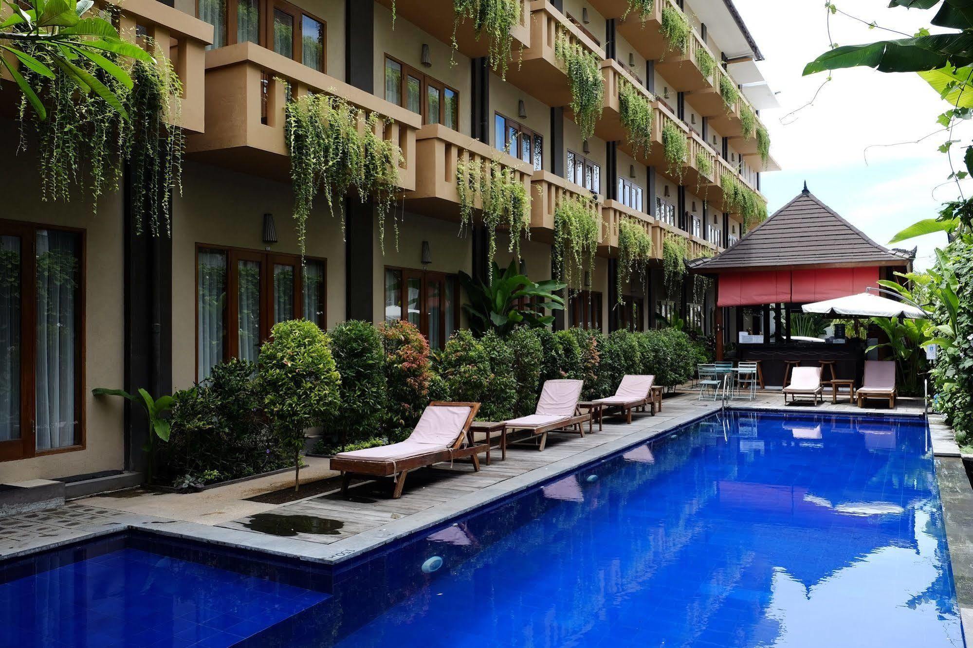 Bali Chaya Hotel Legian Esterno foto
