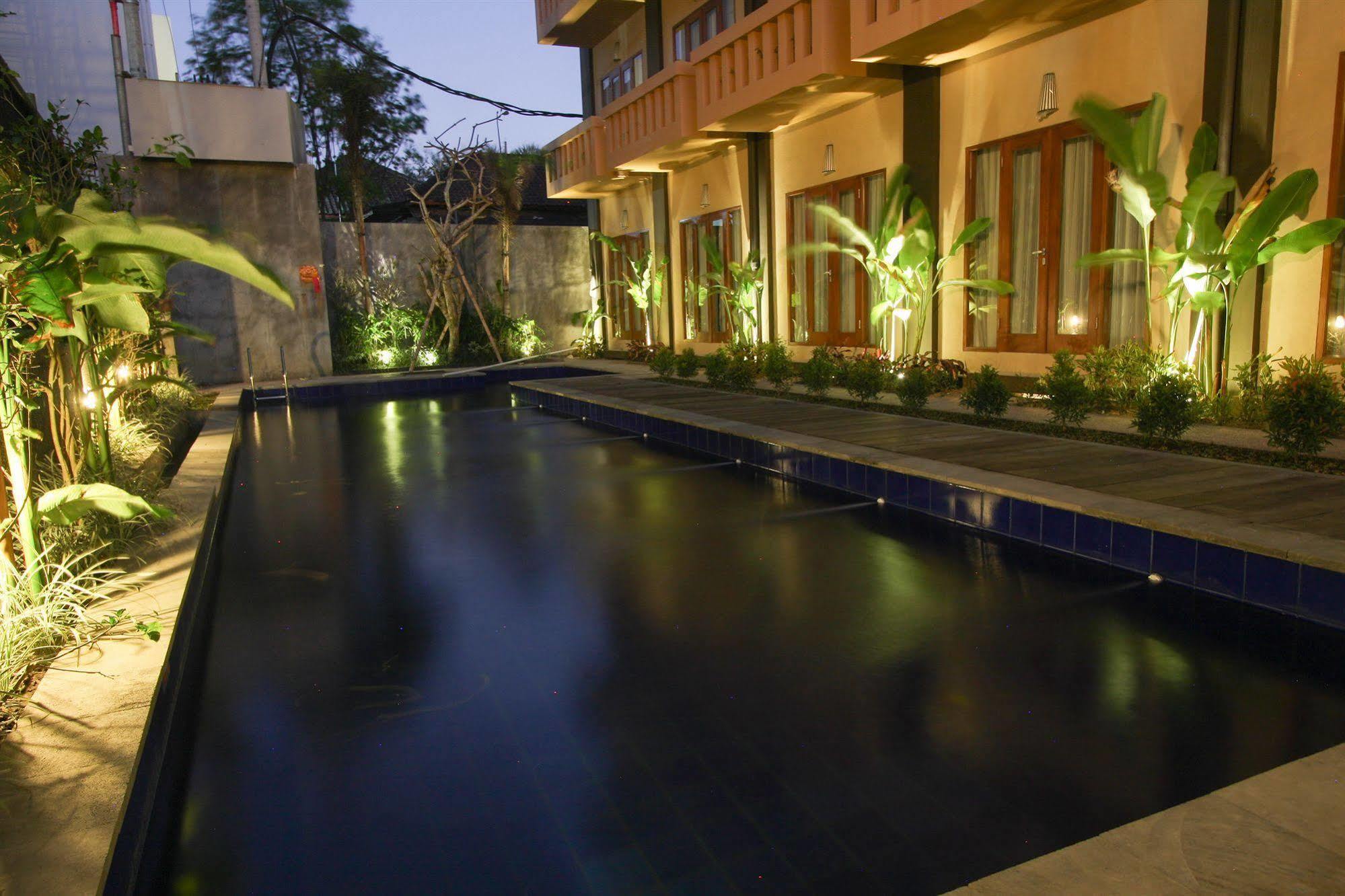 Bali Chaya Hotel Legian Esterno foto